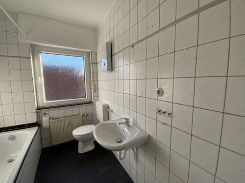 Tageslichtbad mit Badewanne - 