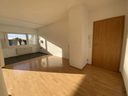 Eingangsbereich mit Blick in die offene Küche - 