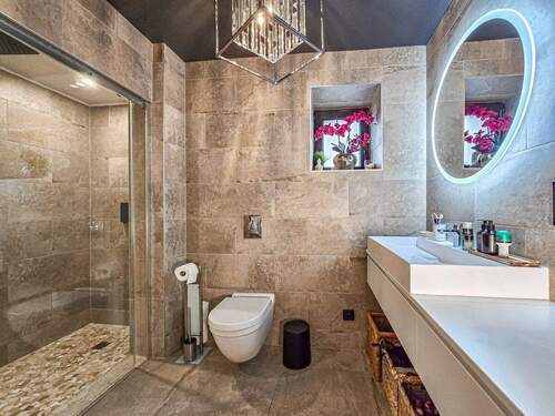 Badezimmer EG mit kleinem Fenster - 