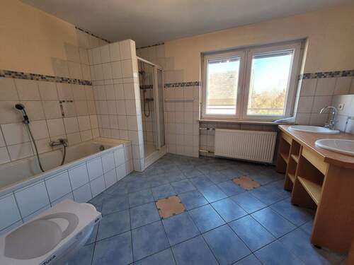 Bad mit Wanne und Dusche.jpg - 