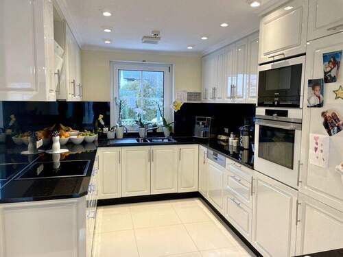 maßgefertigte Küche mit Granitarbeitsplatte - 