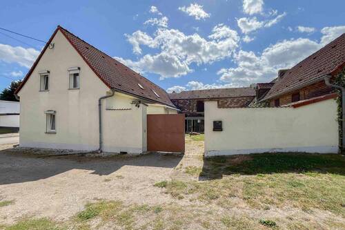 Seitenansicht Haus - 6 Zimmer Einfamilienhaus zum Kaufen in Zörbig