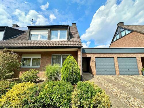 Außenansicht - Familienfreundliches Reihenendhaus: 4 Schlafzimmer, Garten, Garage mit viel Platz & Potenzial