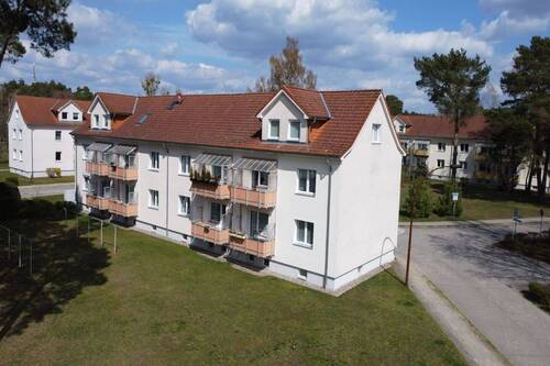 Außenansicht Rückseite - Möbliert & bezugsfrei: 3-Zi.-Eigentumswohnung im 1. OG mit Balkon & Keller in Rheinsberg