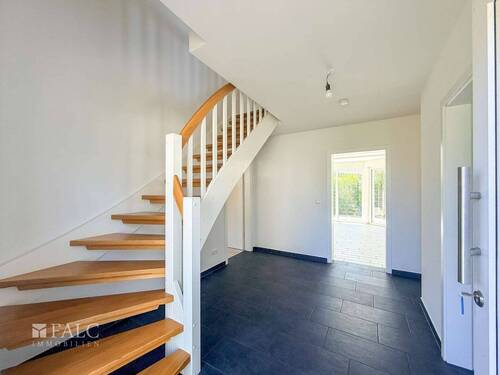 Flur mit Treppe - 