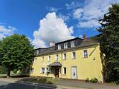 Straßenansicht.JPG - Anspruchsvolles Wohn- und Gastronomieanwesen mit viel Ausbaupotential in Top Lage an der Landesgrenze zu Bayern