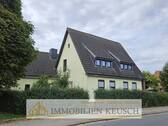 Vorderansicht - Viel Platz im 2 Fam.-Haus in zentraler Lage, großes grünes Grundstück mit Garage - 'neue' Fenster