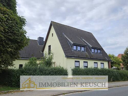 Vorderansicht - Viel Platz im 2 Fam.-Haus in zentraler Lage, großes grünes Grundstück mit Garage - 'neue' Fenster
