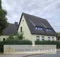 Viel Platz im 2 Fam.-Haus in zentraler Lage, großes grünes Grundstück mit Garage - 