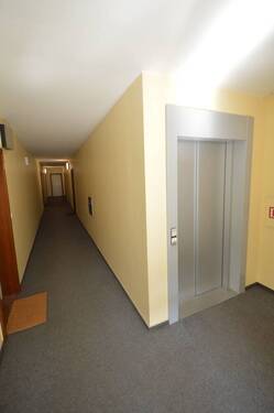 Hausflur mit Aufzug - 