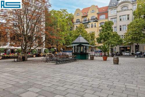 Direkt gegenüber: Walter-Benjamin-Platz - 
