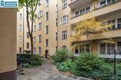 Blick in den begrünten Innenhof - Etagenwohnung mit 133,80 m² in Berlin zum Kaufen