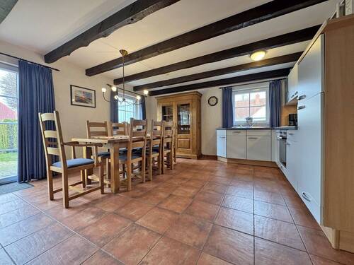 großzügiger Ess- und Küchenbereich im Erdgeschoss - 