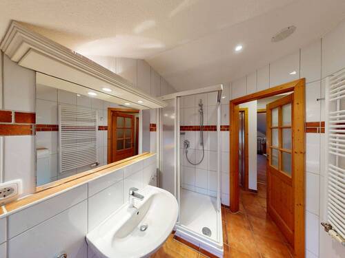 Tageslicht-Duschbad im Dachgeschoss - 