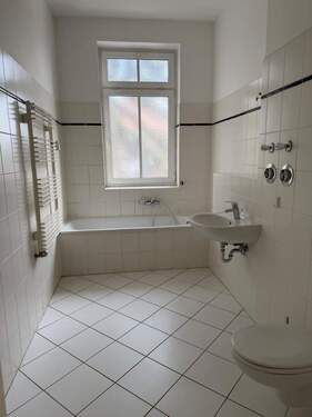 Wannenbad mit Fenster - 