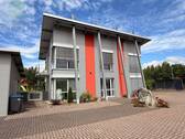 Verwaltungsgebäude + GF Wohnung - Exklusives Verwaltungsgebäude mit GF Wohnung, zwei Lagerhallen und Freiflächen auf 9.760 m²