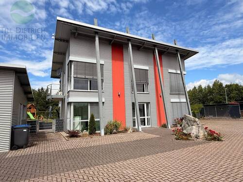 Verwaltungsgebäude + GF Wohnung - Exklusives Verwaltungsgebäude mit GF Wohnung, zwei Lagerhallen und Freiflächen auf 9.760 m²