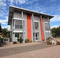 Exklusives Verwaltungsgebäude mit GF Wohnung, zwei Lagerhallen und Freiflächen auf 9.760 m² - Zella-Mehlis