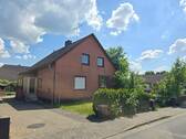  Vorderansicht - Ruhige Lage, großes Potenzial - Einfamilienhaus mit Garten wartet auf frische Ideen! (AS-6480)