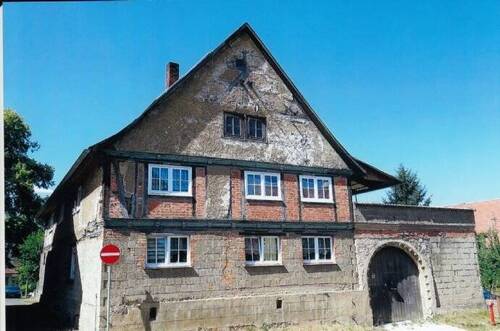 Straßenansicht mit historischen Torbogen - Geräumiges Wohnhaus mit Dachterrasse in Exdorf