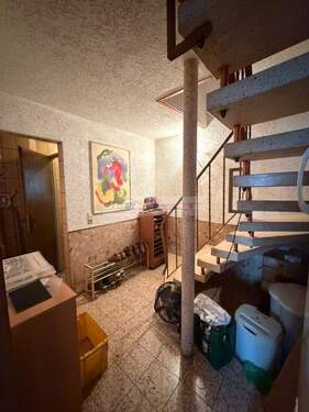 Flur mit Treppenaufgang - 