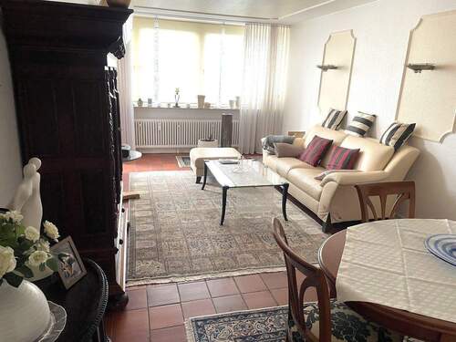 Wohnzimmer mit Ausgang zur Loggia - 3 Zimmer Etagenwohnung zum Kaufen in Duisburg