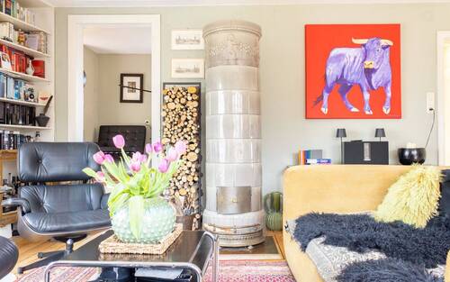 Historischer Rundofen im Wohnzimmer - 