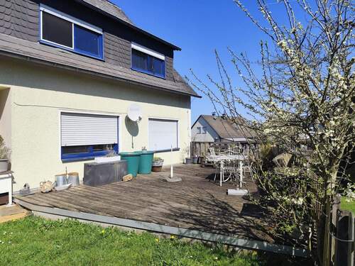 EG Holzterrasse.jpg - 8 Zimmer Mehrfamilienhaus, Wohnhaus in Pfalzfeld