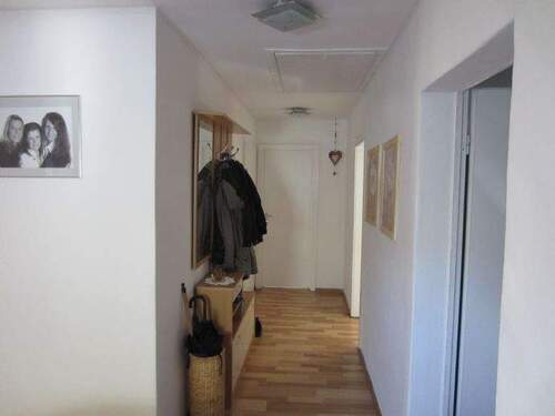 BLICK IN DIE DIELE UND ZUM WOHNUNGSEINGANG - 