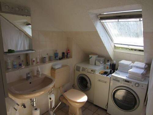 BLICK IN DAS BADEZIMMER MIT BADEWANNE UND FENSTER - 
