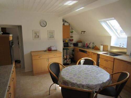 BLICK IN DIE GEMÜTLICHE UND GROßE KÜCHE - 