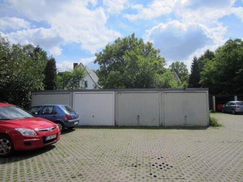 GARAGENHOF HINTER DEM HAUS - 