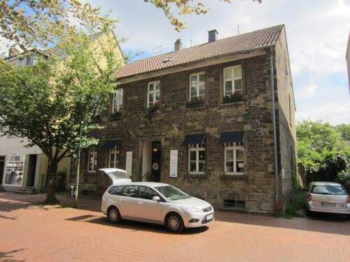 BILD AUF DIE HAUSFRONT - 58456 WITTEN-HERBEDE - ZENTRUM, HELLE, GEMÜTLICHE DACHGESCHOSS-WOHNUNG MIT GARAGE