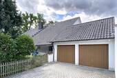 Einfahrt und Doppelgarage - 