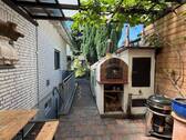 Gartenlaube mit Brot-Backofen - 