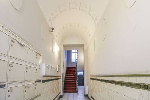 Hauseingang und Treppenhaus - 