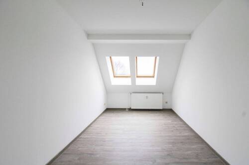Schlafzimmer mit Fenster - Einfamilienhaus in Berlin zum Kaufen