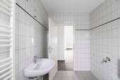 Badezimmer mit Tür - 