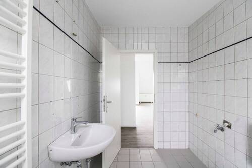 Badezimmer mit Tür - 