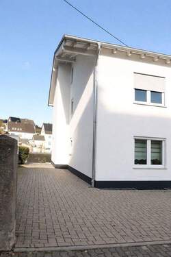 Stellplätze - Mehrfamilienhaus, Wohnhaus in Neuwied