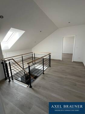 Flur Spitzboden - 4-Zimmer-DG-Wohnung im neuwertigen MFH