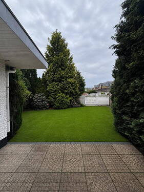 Garten Grünfläche mit KI - 