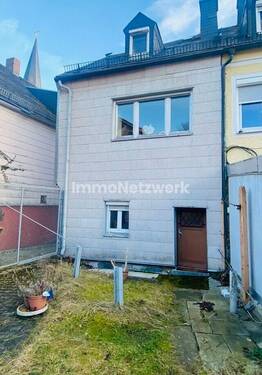 Rückseite Gebäude - 5 Zimmer Mehrfamilienhaus, Wohnhaus zum Kaufen in Kirchenlamitz