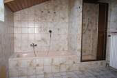 ...mit Badewanne u. Dusche - 
