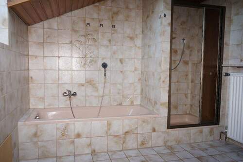 ...mit Badewanne u. Dusche - 