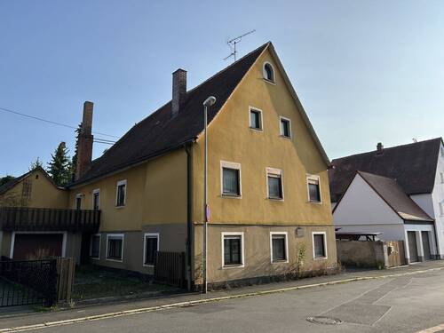 Ansicht Straße - Mehrfamilienhaus, Wohnhaus mit 236,00 m² in Erlangen / Frauenaurach zum Kaufen
