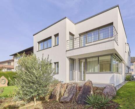 Hausansicht vom Garten - Wohnen. Arbeiten. Leben. - hochwertiges Multitalent für Familie, Beruf und Generationen