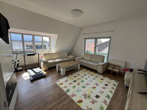 Wohnzimmer - 3-Zimmer-Dachgeschosswohnung in zentraler Lage