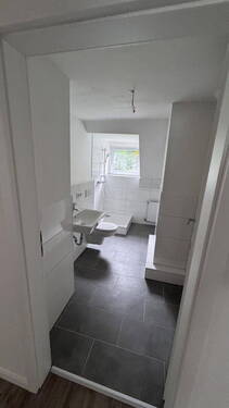 Zwei moderne Badezimmer - 