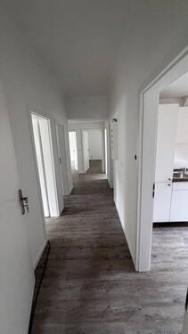 Der Blick in den hellen Flur - 